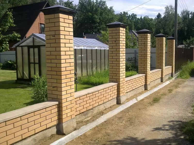 кирпичный забор