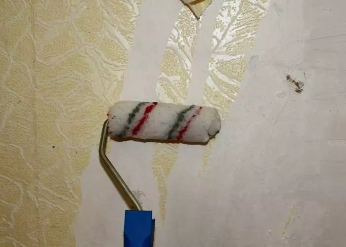 смочить обои валиком