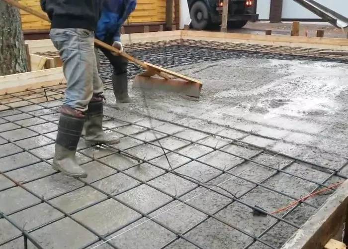 заливка бетоном плитного фундамента