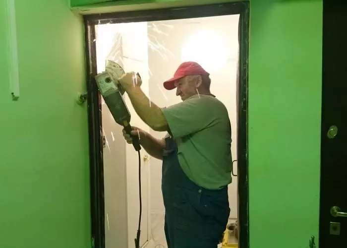 удаление старой дверной коробки