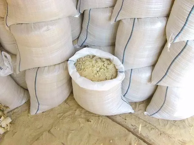 сухой песок в мешках