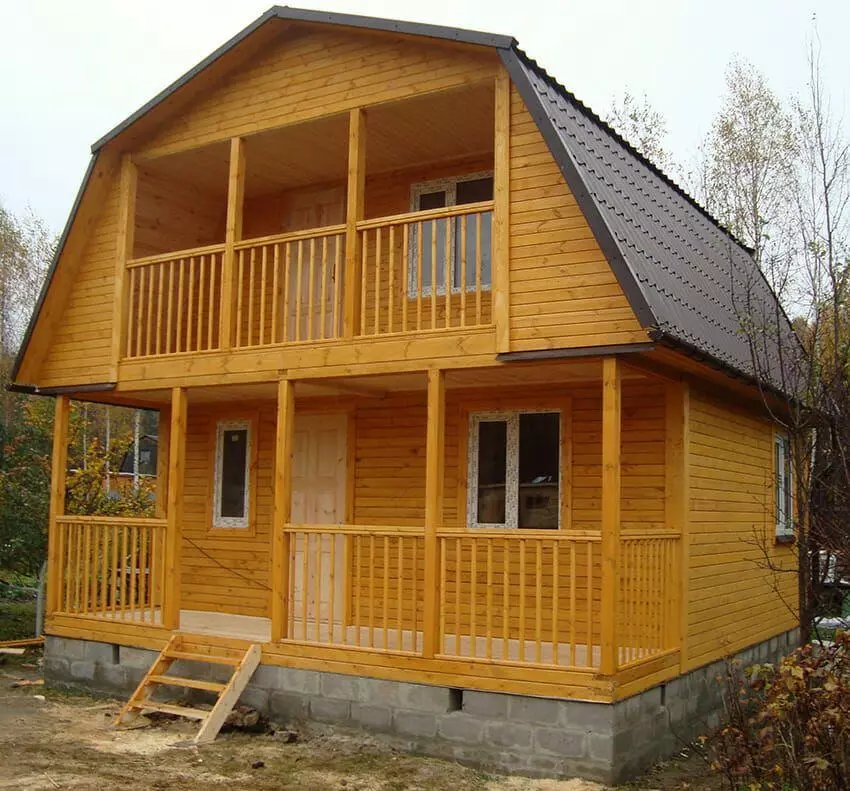 Деревянный дом с мансардной крышей