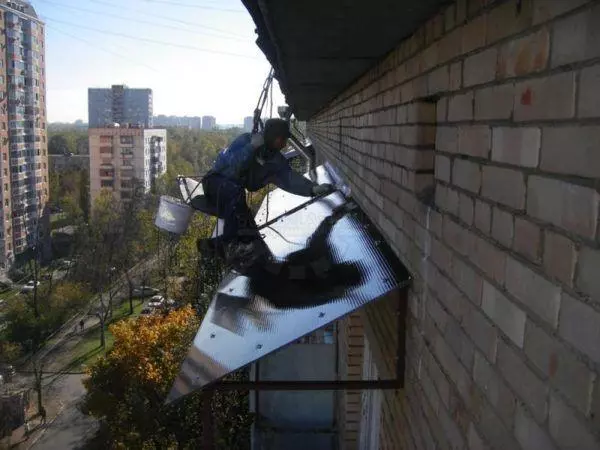 Козырек над балконом