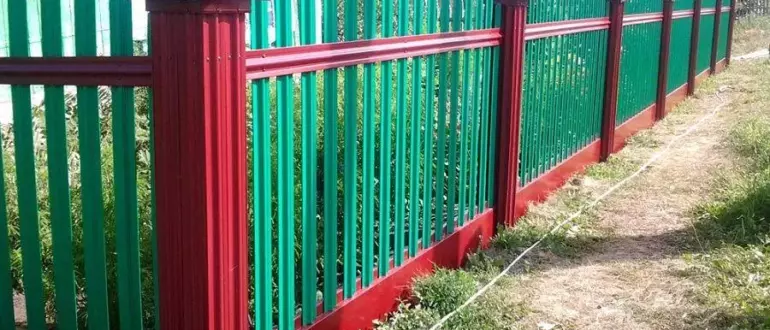 Забор из металлического штакетника