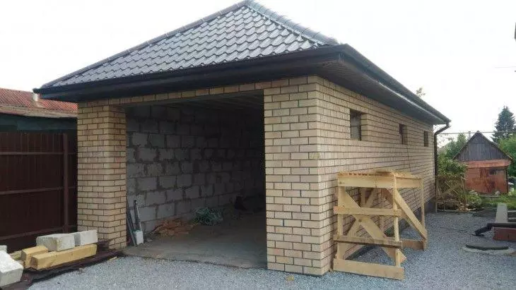 гараж из кирпича