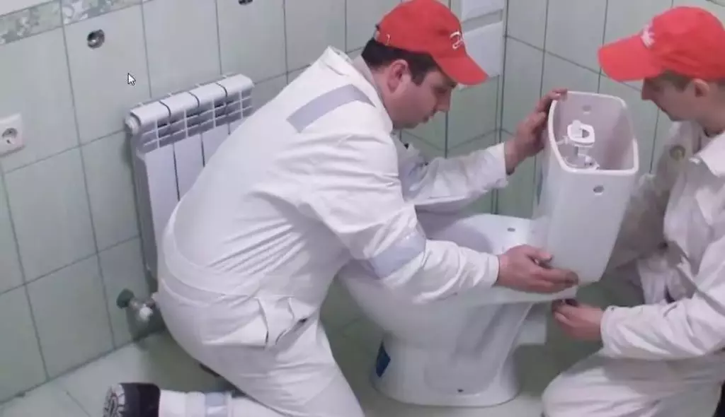 Монтаж бачка на унитаз