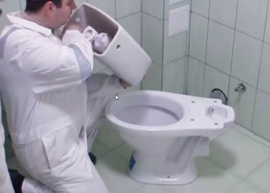 Монтаж унитаза с бачком