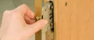 Установка замка собственными силами