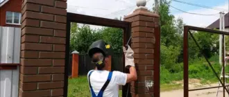 Крепление ворот к кирпичным столбикам своими руками
