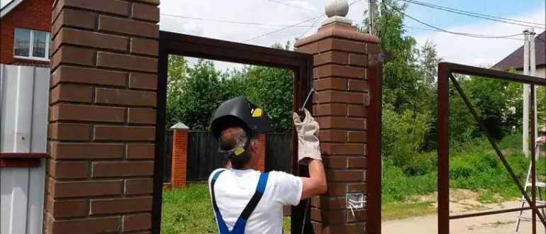 Крепление ворот к кирпичным столбикам своими руками