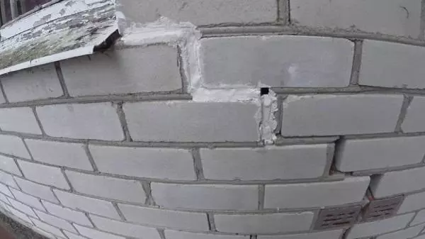 Заделка трещин кирпичной стены цементным раствором с добавлением клея ПВА