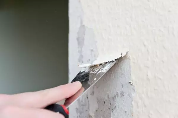 Очистка стены от краски